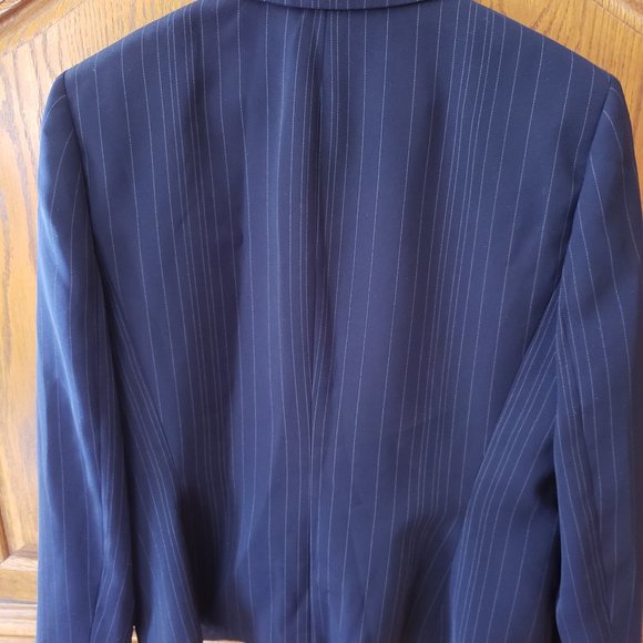 Tahari Petite Pinstripe Suit Jacket! - Picture 7 of 7